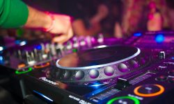 dj en acció