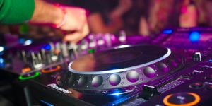 dj en acció